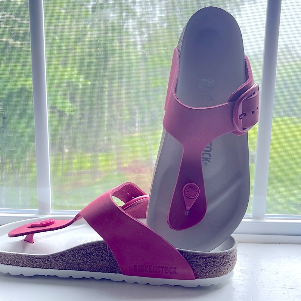 New never worn Birkenstock big buckle in fuschia!
